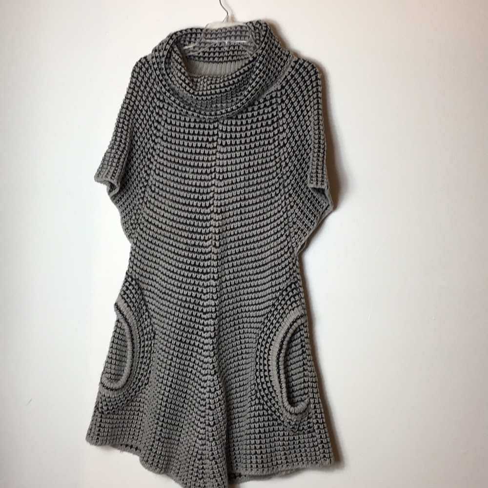 Sisters good condition women sweater size M